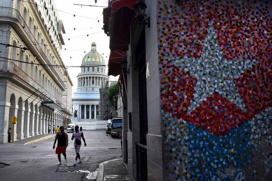 Imagen del 11 de julio de 2026 de personas caminando por una calle en La Habana, capital de Cuba. (Xinhua/Joaquín Hernández)