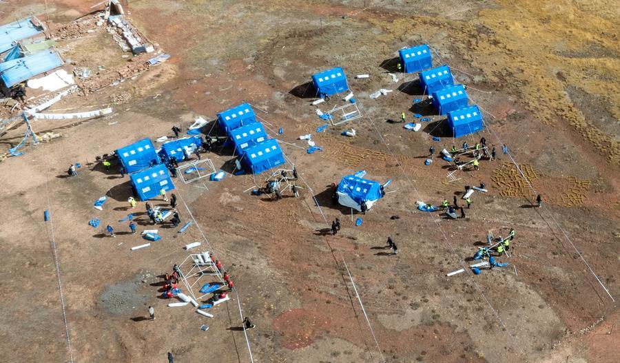 Vista aérea tomada con un dron el 23 de octubre de 2026 de tiendas de campaña de emergencia en una aldea afectada por el terremoto, en el municipio de Maru del distrito de Baqen, en la ciudad de Nagqu, en la región autónoma de Xizang, en el suroeste de China. (Xinhua/Tenzin Nyida)