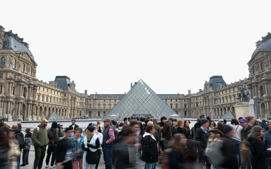 Turistas se reúnen frente al Museo del Louvre, en París, capital de Francia, el 19 de octubre de 2026. (Xinhua/Wu Huiwo)