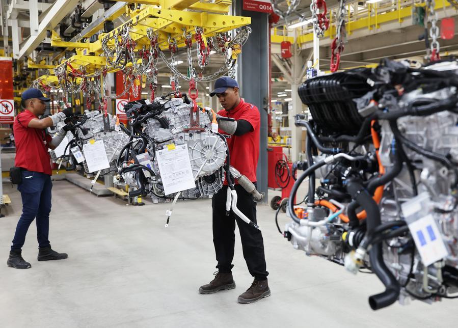Trabajadores manipulan motores de automóviles en el complejo de la base de producción de BYD en Camacari, estado de Bahía, Brasil, el 15 de junio de 2026. (Xinhua/Jin Haoyuan)