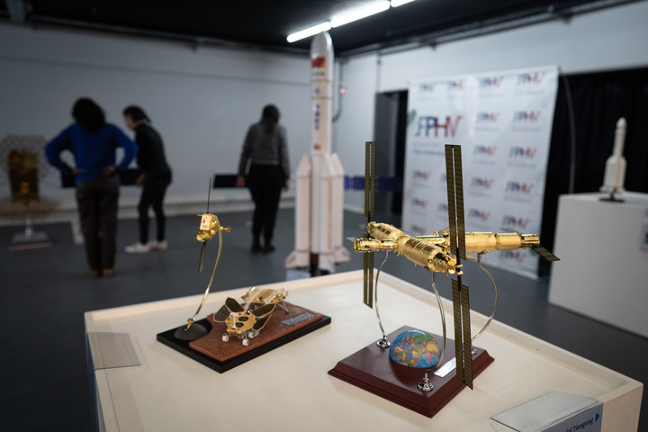 Esta foto, tomada el 8 de agosto de 2024, muestra réplicas de la estación espacial Tiangong (derecha) y del vehículo lunar Tianwen-1 exhibidas en la Muestra Aeroespacial China, en la Universidad Nacional de La Plata, en Argentina. (Xinhua/Martín Zabala)