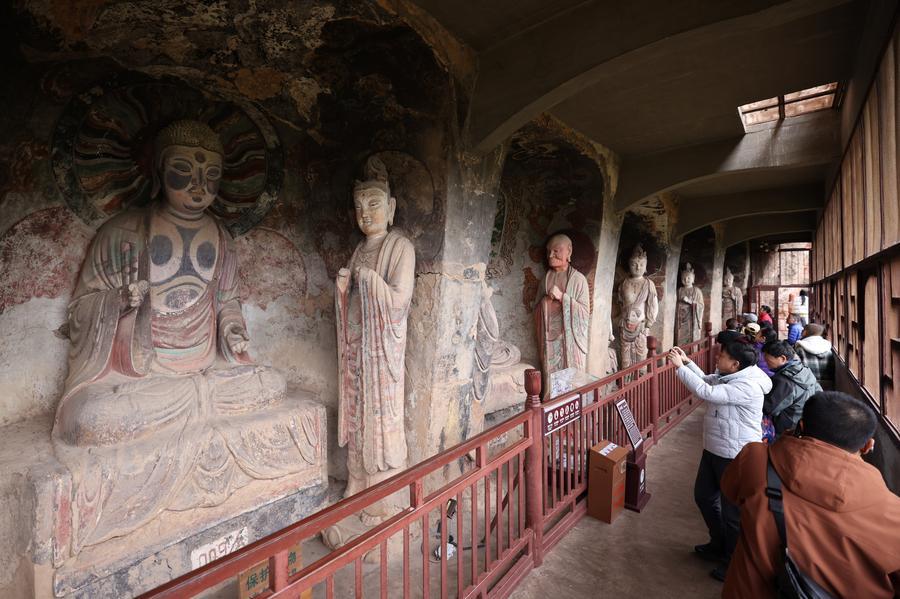 Turistas visitan las Grutas de la Montaña Maiji, en la ciudad de Tianshui, en la provincia de Gansu, en el noroeste de China, el 21 de octubre de 2026. (Xinhua/Li Yibo) 
