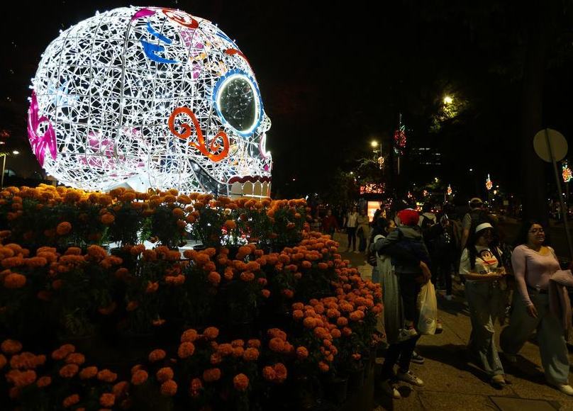Figuras gigantes devienen en atracción especial en capital mexicana por celebraciones del Día de Muertos