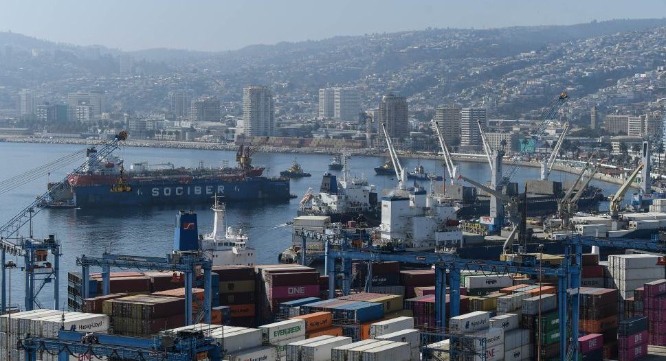 Comienzan a operar vehículo 100% eléctrico de tecnología china para transportar carga en puerto chileno de Valparaíso