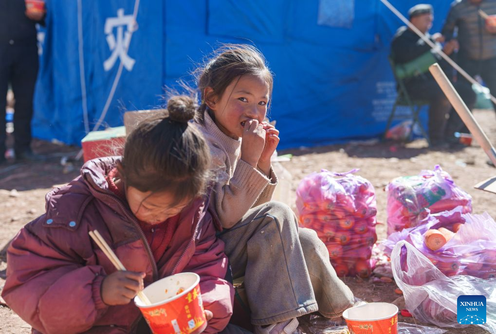 Voluntarios llevan calidez a los afectados por el terremoto en Xizang