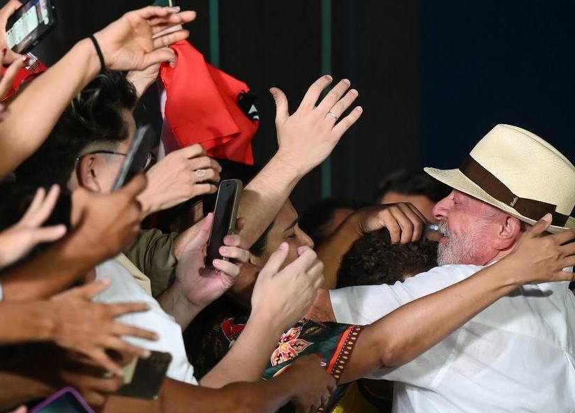 Lula califica como hecho "vergonzoso" salida de Flávio Bolsonaro de Brasil