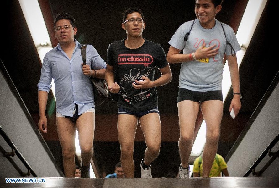 Jóvenes se expresan sin pantalones en metro de la Cd. de México (5)