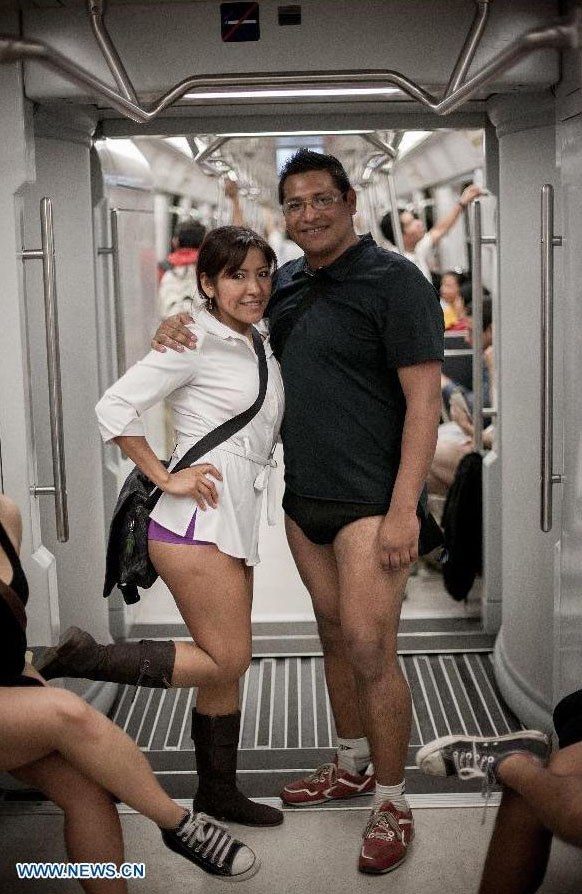 Jóvenes se expresan sin pantalones en metro de la Cd. de México (3)