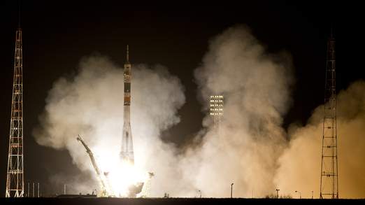 Cohete despega con tres astronautas en su viaje más rápido a la Estación Espacial Internacional