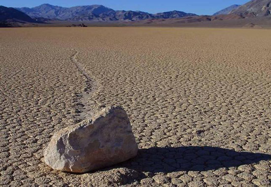 Extraño rastro de movimiento de las piedras del Valle de la Muerte